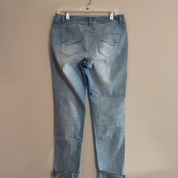 Est 1948 Denim‎ Women's Size 8 Pastel Floral Embroidery Ankle Light Wash Jeans - Picture 4 of 8